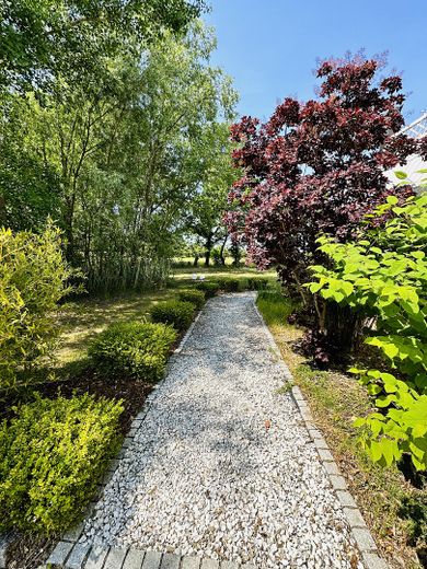 NEU! Ikonische, lichtdurchflutete Landhaus Villa mit Einliegerwohnung & mögl. Grundstkserweiterung – Muschelweg zur Ferienwohnung