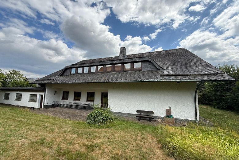 Viel Raum zum Leben: Riesige Landhausvilla in Neuhof/Fulda! – Rückansicht vom Garten aus
