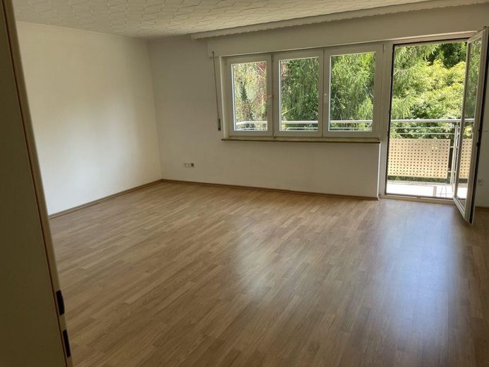 Luminoso appartamento di 3 locali con balcone e posto auto a Karlsruhe-Wolfartsweier – Wohnzimmer mit Balkonzugang