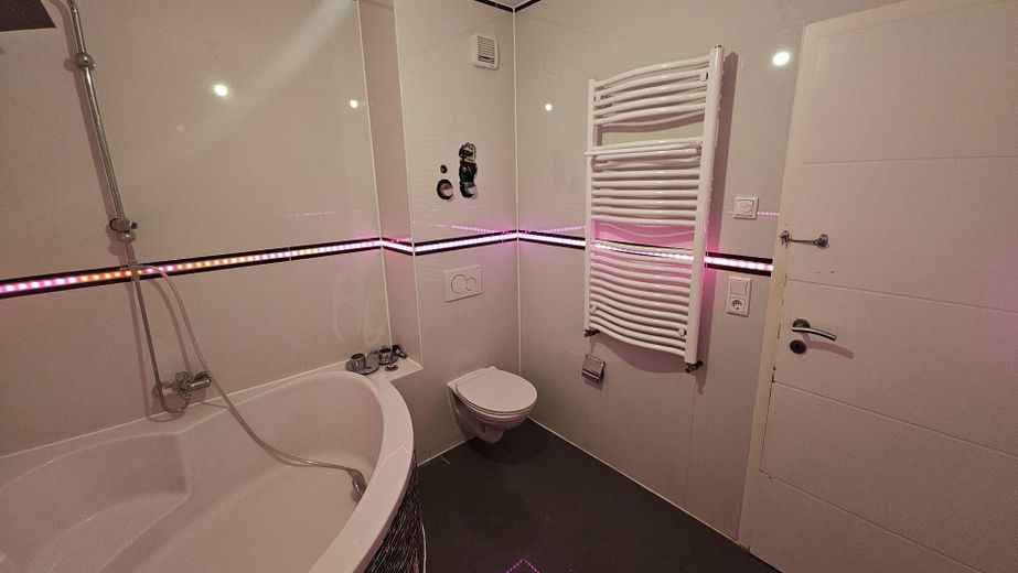3,5-Zimmer-Wohnung in Bad Vilbel: Modernes Wohnen mit Dachboden – Bad mit WC