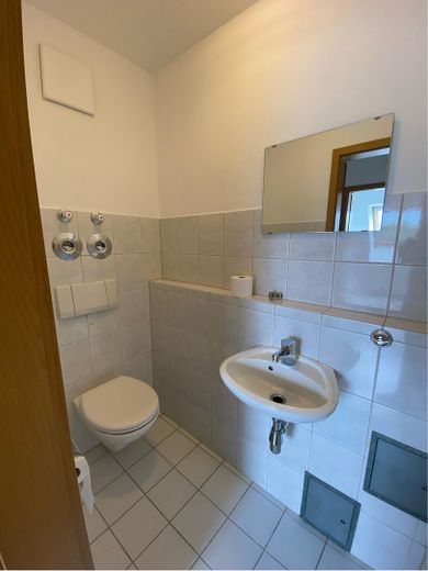 Helle 2-Zimmer-Dachgeschosswohnung mit Balkon und Stellplatz in zentraler Lage von Röthenbach – Gäste-WC