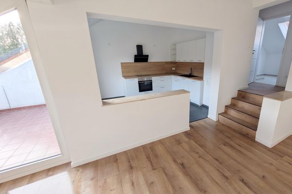 Close to nature and modern. Newly renovated 2-room apartment with balcony, underground parking space & fitted kitchen