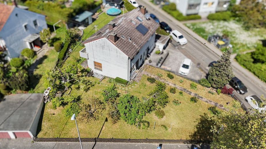 Sanierungsbedürftig, aber WOW! Unter Bodenrichtwert! DHH mit großem Garten in Wiesbaden Kohlheck! – Drohnenansicht