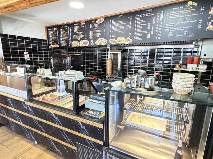 Döner-/Imbisslokal in Top-Lage | Voll ausgestattet | Sofort starten | Günstige Miete – Theke