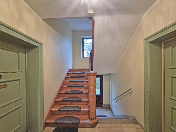 Senza provvigione - Grazioso e curato appartamento di 3 locali, balcone, bagno con finestra, cantina – Treppenhaus