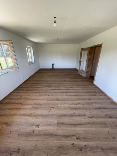 Appartamento con 4 locali al 1° piano, giardino e terrazza, nuova costruzione di 103 m2 a Fridolfing, canone di locazione senza spese 1150€ – Wohnküche Küchenseite