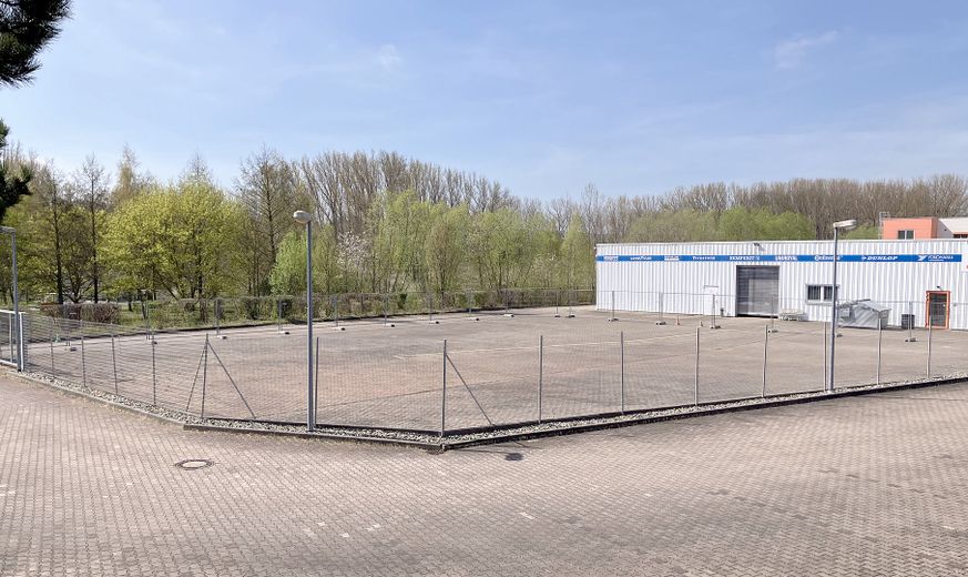 Teren zewnętrzny dla działalności gospodarczej 900m², wybrukowany, ogrodzony, zamknięty, oświetlony, brama 2-skrzydłowa – Foto 1