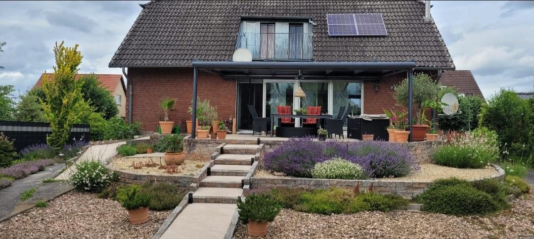 Familienfreundliches Einfamilienhaus mit Doppelgarage und großem Grundstück in Kusey – Haus - Südseite