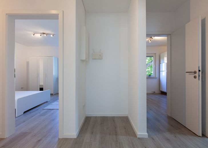 Appartamento arredato di 2 locali a Kassel-Nord-Holland – ristrutturato, con balcone e adatto a convivenza – Blick Zimmer 2 und Küche