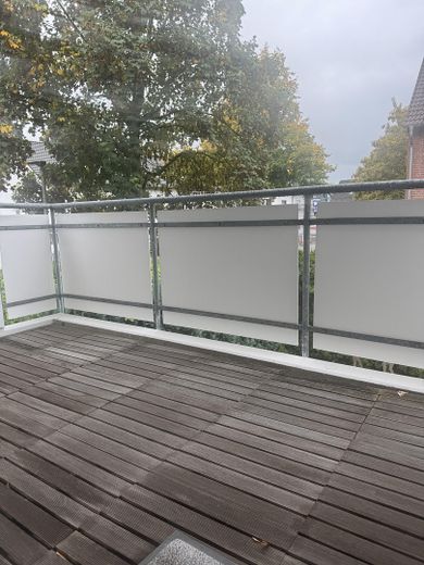 ***Gruntownie wyremontowana łazienka z oknem, balkon południowo-zachodni z dużą ilością słońca, położony wśród zieleni*** – großer Balkon