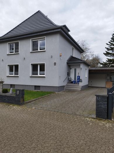 Eingang und Garage rechts