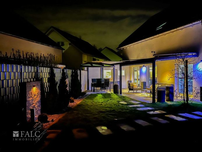 Modernes Familienglück mit großem Garten, Wintergarten &amp; Ausbaupotenzial – Terrasse bei Nacht