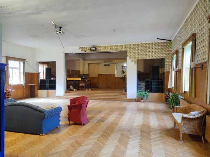 Sin intermediarios: finca con entramado de madera de alrededor de 1720 – aprox. 1.030 m² de superficie habitable/útil, salón, taller, edificio anexo – Saal mit Bühne, ca. 4 m hoch