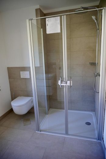 3-Zimmer Terrassenwohnung auf dem Gütlbauerhof – Badezimmer