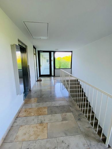 Helle 3-Zimmer-Wohnung mit Einbauküche & Aufzug & West-Loggia in München – Flur draußen