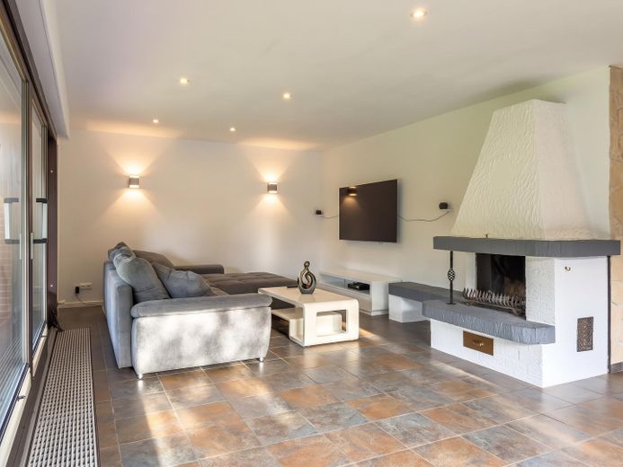 Bungalow ben tenuto a Marne con tetto nuovo, giardino appartato, camino e impianto fotovoltaico – Wohnzimmer