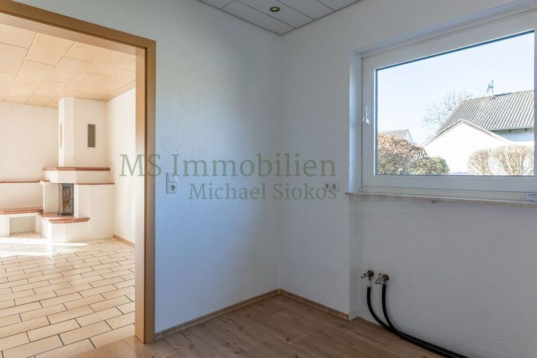 *** Charmante 4-Zimmer-Hochparterre-Wohnung mit Terrasse und Garten *** – Küche Ansicht 2