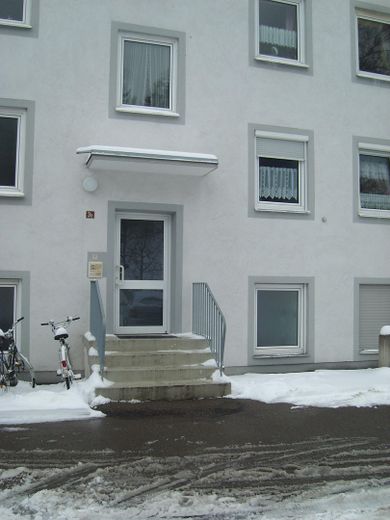 Freshly renovated 2-room apartment with kitchen and bathroom in Augsburg-Göggingen – Eingang
