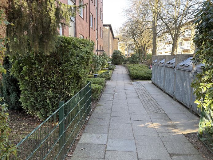 Grünes Bahrenfeld: appartamento libero di 3 locali con terrazza, aiuola e garage sotterraneo – Zuwegung