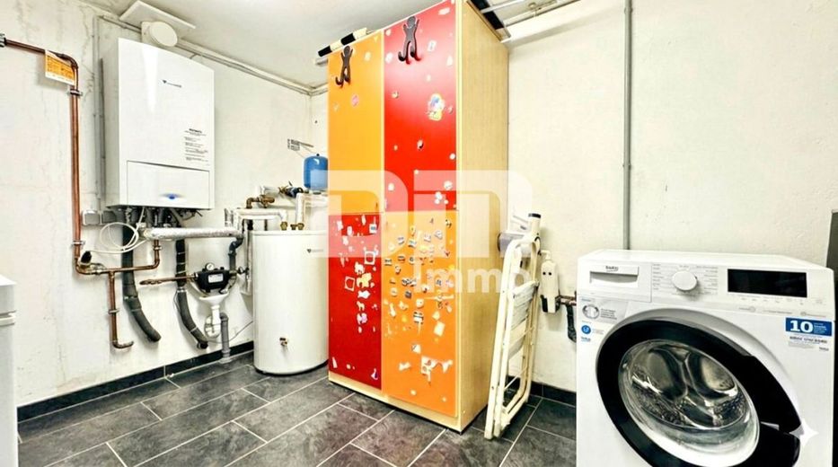 Teilsaniertes  EFH in zentraler Lage mit 2 Garagen – EG HWR