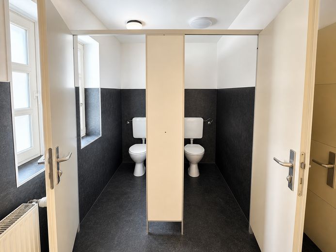 Großzügige Gewerbeeinheit im EG – vielseitig nutzbar mit Küche, Lagerflächen etc. – Sanitäranlagen