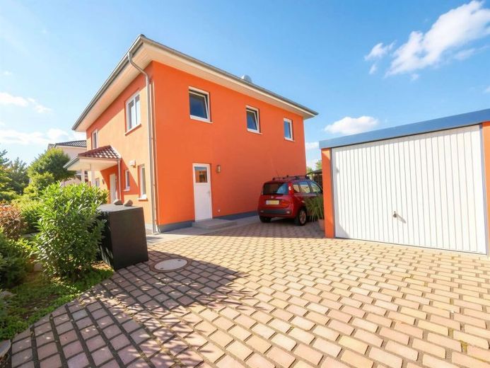 Il futuro incontra il comfort – geotermia, fotovoltaico e dotazioni di lusso in posizione tranquilla – Foto 1