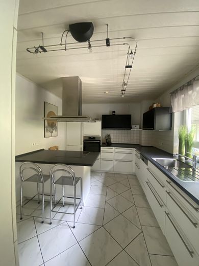 VHB  Attraktives 1–Familienhaus und großem Garten und traumhafter Aussicht sowie Doppelgarage – Foto 6