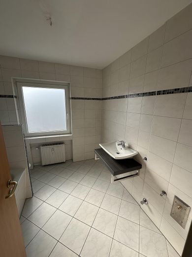 Wohnen im Zentrum – 3-Zimmer-Wohnung mit Balkon und Einbauküche in Langenfeld – Badezimmer 