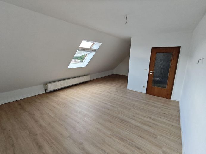 Renovated 2-room attic apartment with high-quality fitted kitchen in a central location in Iserlohn – Wohn-/Esszimmer