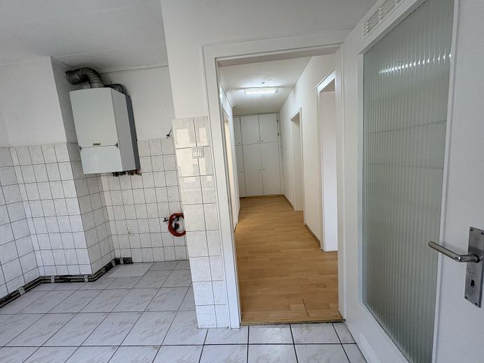 Sin comisión y disponible de inmediato en Gostenhof: 2 min hasta el metro, 10 min hasta Plärrer – Flur mit prakt. Einbauschrank