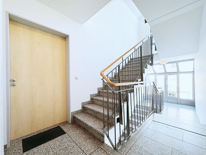 * Sonnig & nwtg. / mit EBK / attr. Grundriss im Münchner Umland mit Blick ins Grün * – Treppenhaus