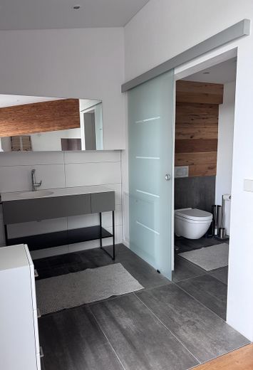 Exklusives Loft-Apartment mit Designküche, Klimaanlage, 2 Balkonen & Garage – 110 qm Wohnkomfort – Foto 6