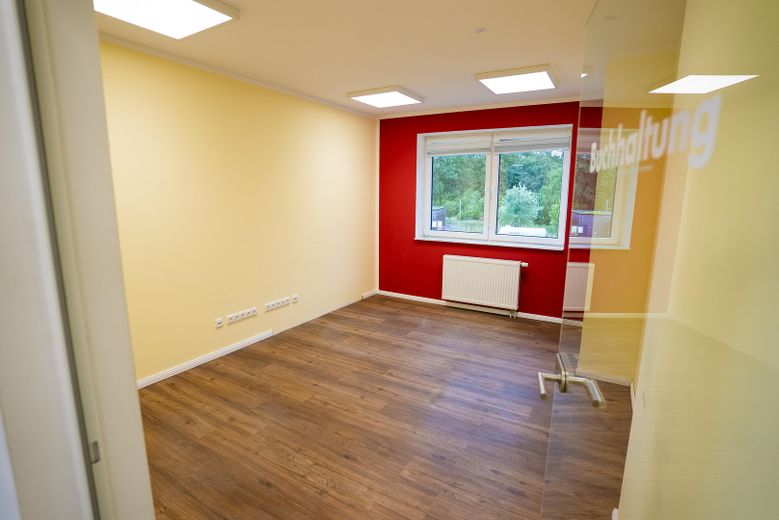 Repräsentive Gewerbeimmobilie mit Einliegerwohnung – Büro 3