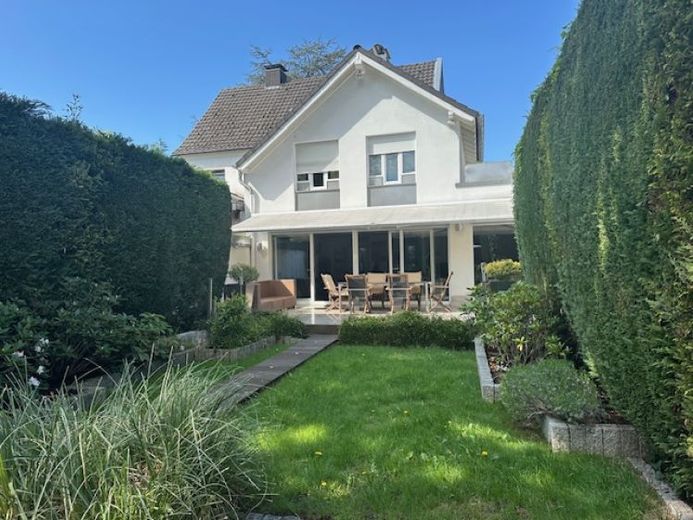 Familienleben in Köln-Merheim: Großzügige 
Doppelhaushälfte mit Garten & Garage – Foto 1