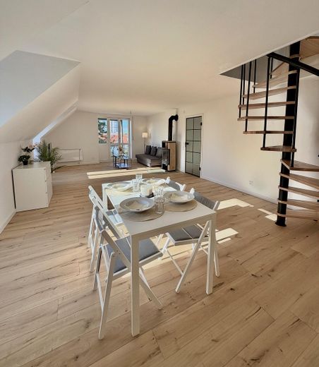 Frisch sanierte 3-ZKB Maisonette mit 2 Balkonen, Tiefgarage, Kamin in ruhiger Lage - Provisionsfrei – Foto 1