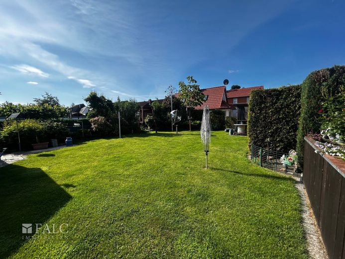 moderne Doppelhaushälfte mit ausgebautem Nebengelass – Garten