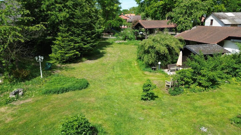 Vorderer Garten mit Sauna