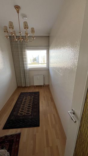 Lichtdurchflutete 2,5-Zimmer-Wohnung mit Südbalkon und Weitblick – Das halbe Zimmer: Büro