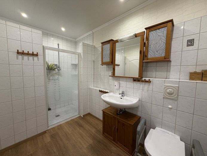 Großzügiges Zweifamilienhaus mit Einliegerwohnung und neuer Heizung – Badezimmer Einligerwohnung