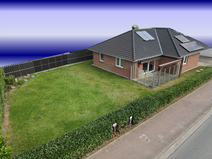 Casa unifamiliare a Schwabstedt, con impianto fotovoltaico, accumulo e solare termico – Main