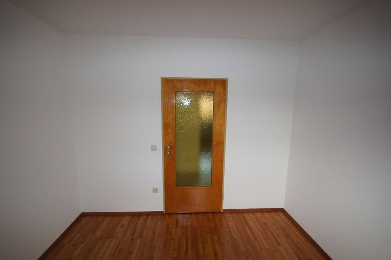 Appartement calme de 3 pièces au 1er étage d’une maison de 3 logements, balcon, cave, garage éventuellement – Kinderzimmer/Home Office