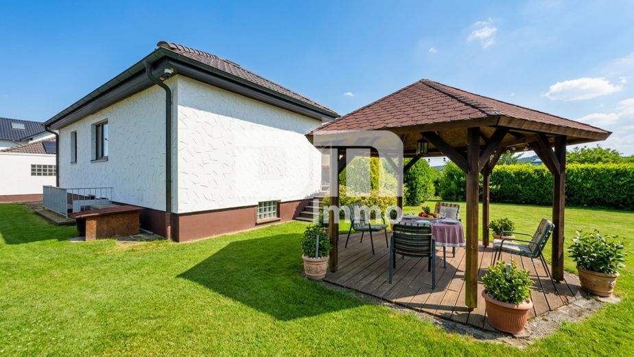 Solider Familien-Bungalow mit großem Potenzial in ruhiger Lage mit Wintergarten und Garage – Gartenbereich