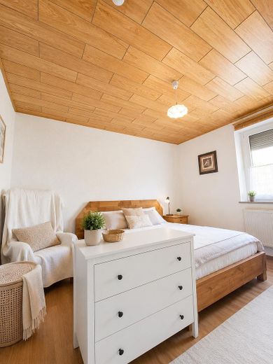 spaziosa casa plurifamiliare con garage a Maxhütte-Haidhof – EG-Kinderzimmer