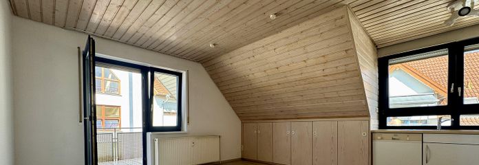 Provisionsfrei: 2-Zimmer-Wohnung DG mit Balkon in betreuter Wohnanlage – Wohnzimmer/ Küche 1