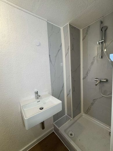 Großzügige, renovierte 5-Zimmer-Dachgeschosswohnung in Bochum-Wattenscheid - perfekt für Familien – Badezimmer 1