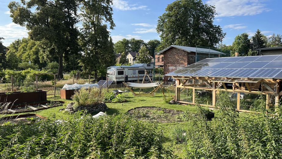 Biesenthal: 1.646 m² erschlossen, Altbau, PV-Anlage, 40 Min nach Berlin – Garten