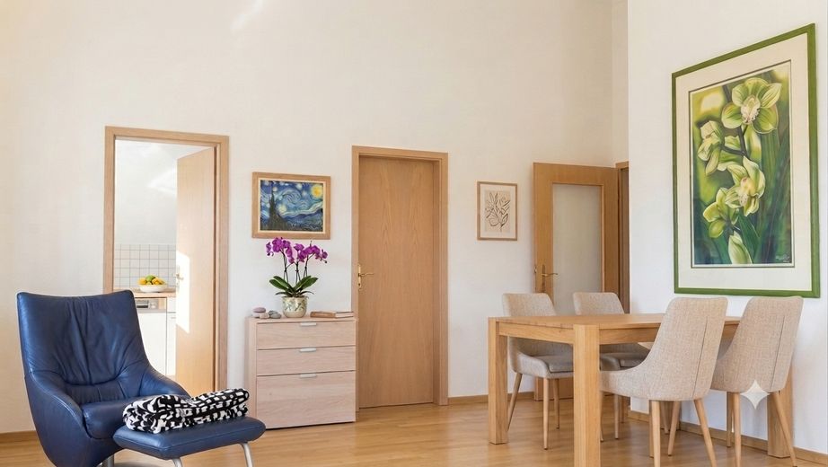 شقة علوية مشرقة من غرفتين في ميونخ-تروديرينغ – Wohnzimmer Essecke