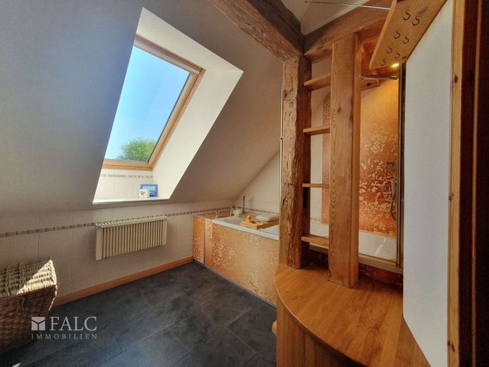 *Historisch und gemütlich mit viel Platz* - FALC Immobilien – DG Badezimmer/ Wanne