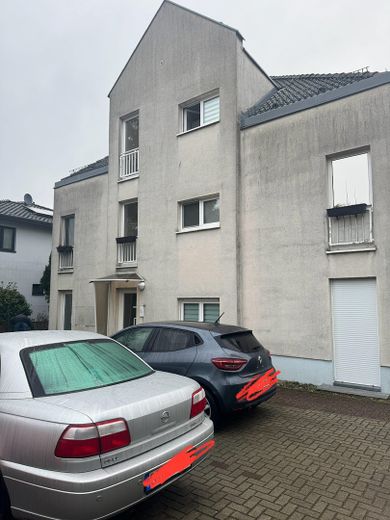 Mehrfamilienhaus (3 Mietparteien) als Anlageobjekt zu verkaufen – Hausansicht II Eingang