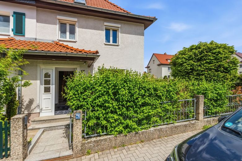 "Schollehaus" gesucht?
Reihenendhaus mit kleinem Garten und Garage – Ansicht